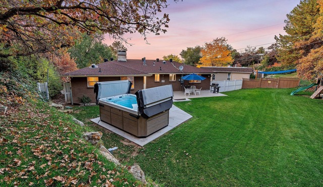 Family Ski Oasis 7BR 16-Person Spa Mins to Skiing by RedAwning