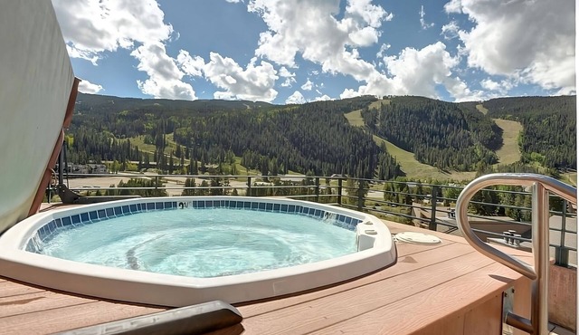 Family Ski Trip! 3 Pet-friendly Units, Outdoor Jacuzzi, Free Breakfast, Shuttle!