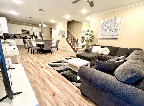 Family Spacious New Cozy 5BR House in Asian Town