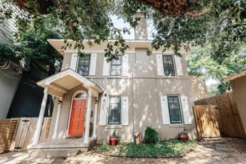 Family stay at 4BR Victorian Home in UT Downtown with Free Parking