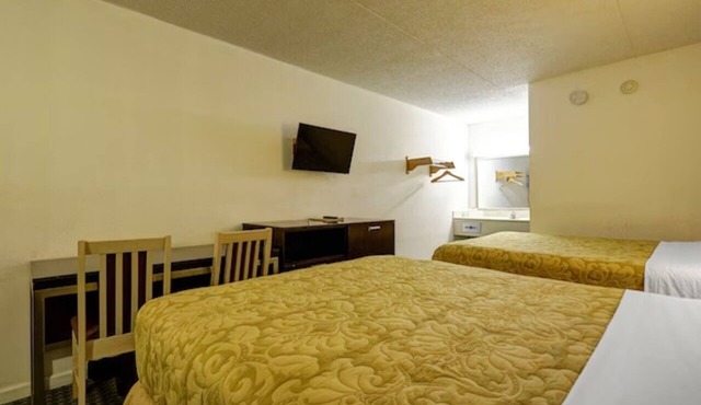 Family Stay near Sycamore State Park | Free Parking & Pet-Friendly