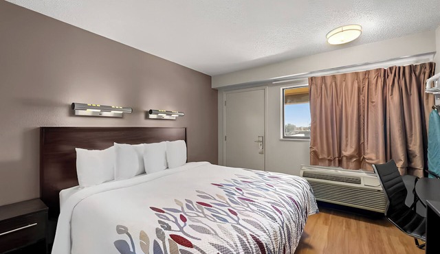 Family Stay Near Lake, Golf, Shopping & Local Attractions | 4 Units