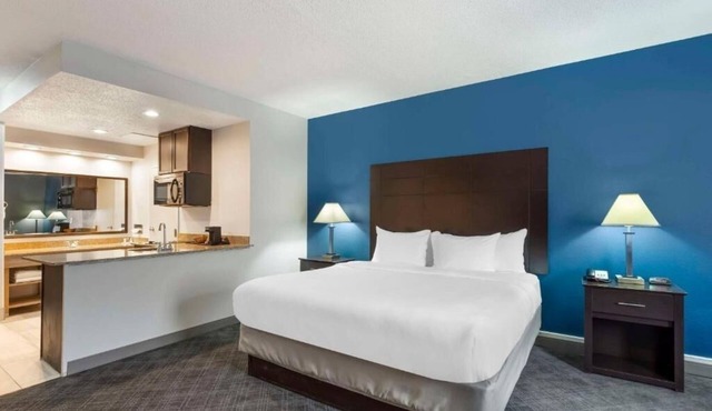 Family Stay w/Free Hot Breakfast Near Six Flags Great America