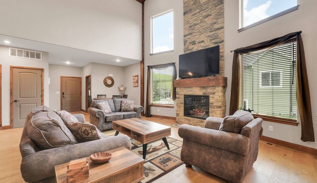 Family Style 6 Bedroom Home, 2 Pools, Luxurious Getaway! Clean & Relaxing!