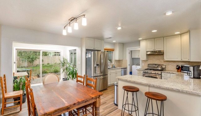 Family Style Home - Pets & central!