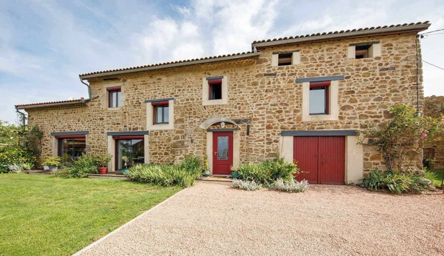 Family suite on 2 levels in a peaceful hamlet. Ideal for families