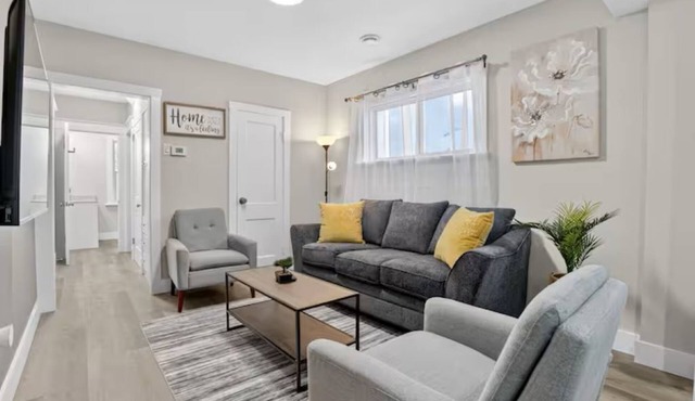 Family Suite 3 bedroom 4 beds + Loft Playroom/Office Walk to Downtown!