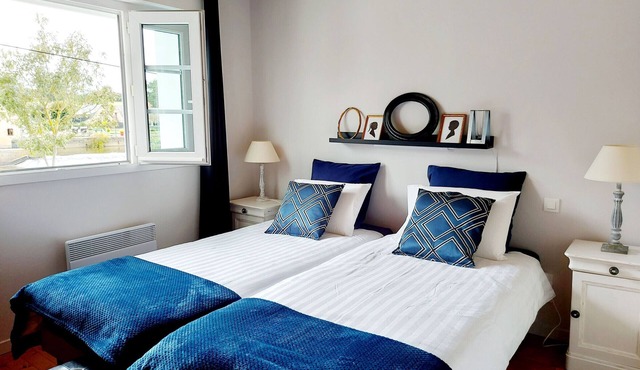 Family suite with 2 bedrooms, breakfast included, private lounge, near Laval and Château-Gontier