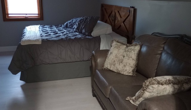 Family Suite with King & 4 adult bunk beds at Becks Lake