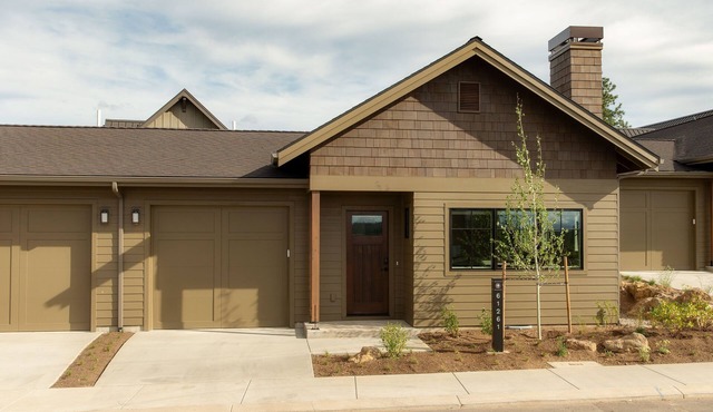 Family summer fun ~ resort pool ~ park ~ fire pit ~ golf ~ 24-hr staff ~ Bend 💛