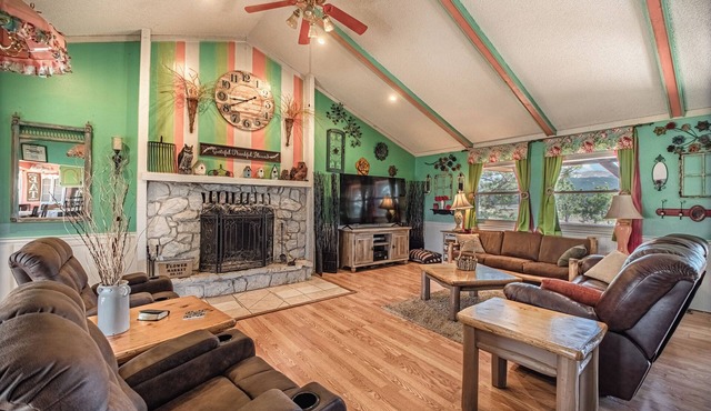 Family themed 6-bedroom house, Pikes Peak view, Hot tub, game room