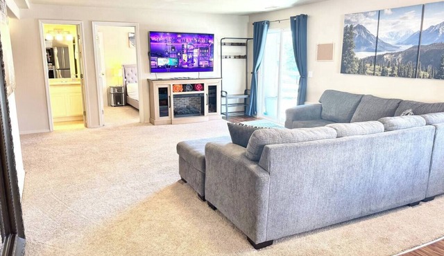 Family Time Basement Suite - AC, Playroom, Views, Yard, Fire pit, 3pm Check-in!