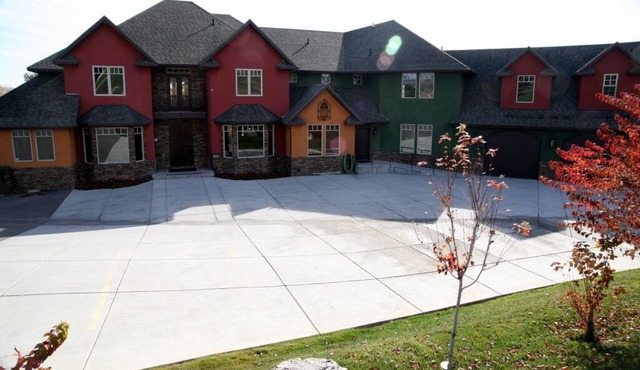 Family Time Lodge: Indoor Playland, Theater Room, Game Room, 10 Master Suites