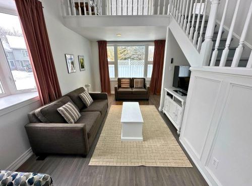Family Townhome with outdoor pool access