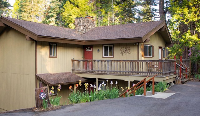 Family-friendly Vacation Rental in the Lake Almanor Country Club. Sleeps 10.
