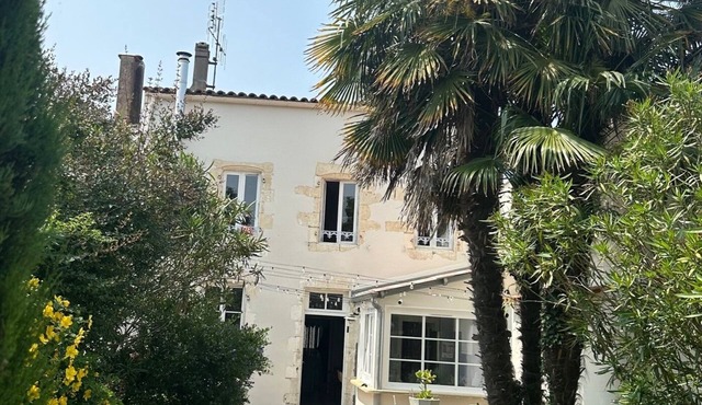 Family villa near the ocean, sleeps 10, pets welcome!