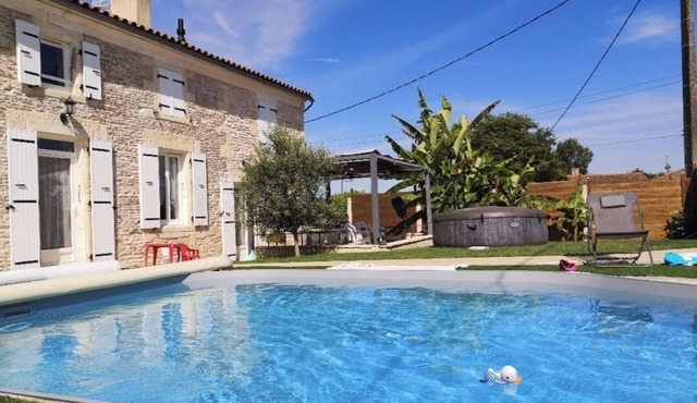 Family villa with swimming pool and Jaccuzi near the beach