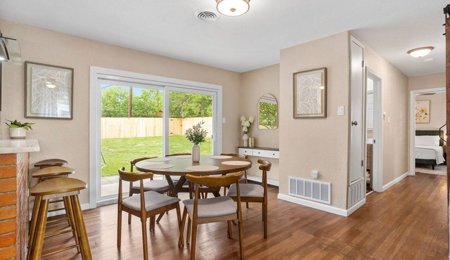 Family Vacation 3-bedroom home 6 min from Airport with WiFi, AC