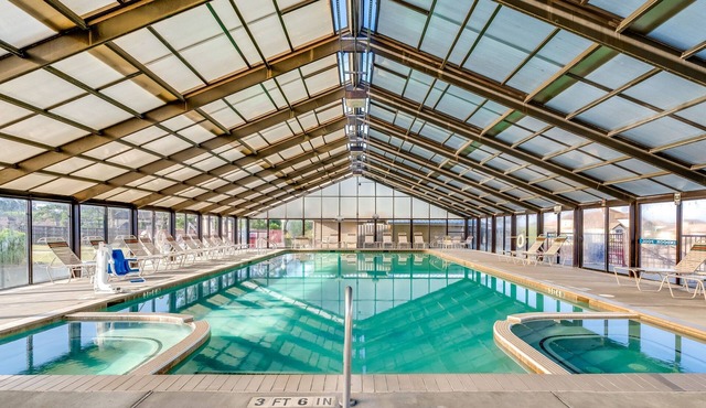 Family Vacation at Lake Conroe! | Villa + 5 Pools