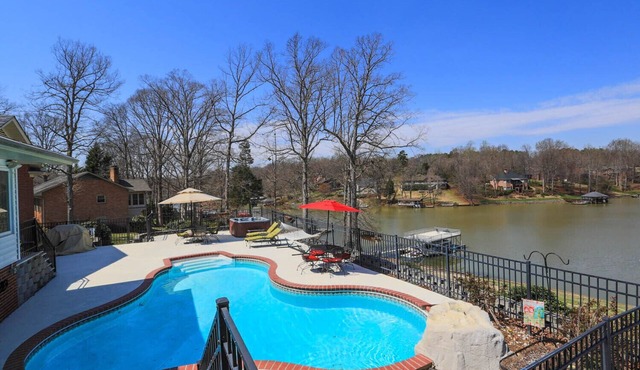 family vacation, BOATING, with heated pool Waterfront Lake wylie home -hot tub