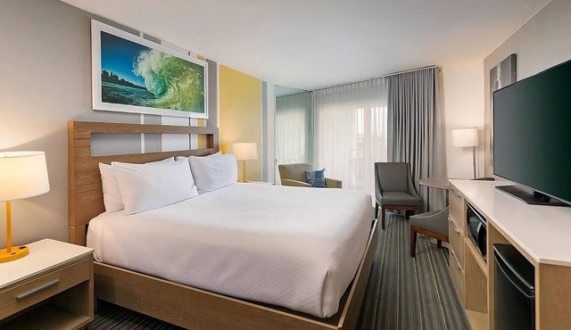 Family Vacation! Close to SeaWorld and San Diego Airport! Onsite Pool!