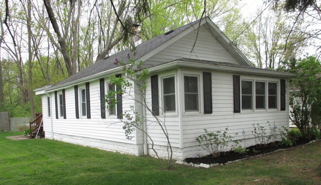 Family Vacation Cottage Home Rental Close to Beach Parks Restaurants Bar