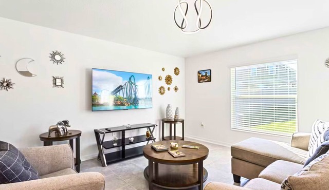 Family Vacation Home · 8 Minutes from Legoland Florida
