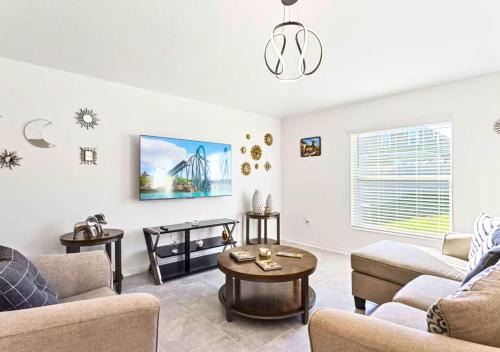 Family Vacation Home - 8 Minutes from Legoland