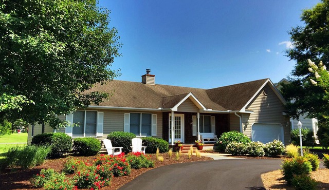 Family Vacation Package: 6 Resort Passes. 1.5 miles to Beach. Walk to Shopping.