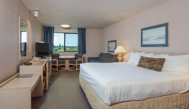 Family Vacay! Comfy Unit, Pool, Sauna and Gym