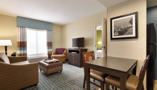 Family Vacay! Spacious Unit w/Kitchen, Pool, and Free Breakfast!