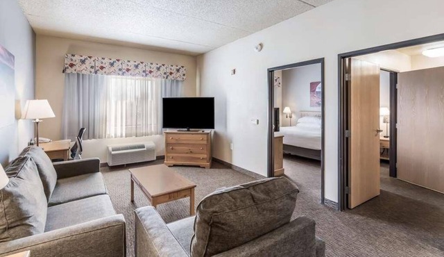 Family Vacay! Spacious Unit, Pool, Free Breakfast, Wifi, and Parking