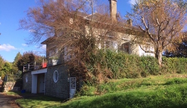 Family villa, good compromise between town and country, quiet location