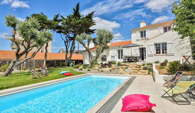 FAMILY VILLA 12 Pers. with swimming pool near beach