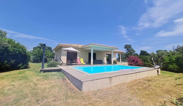Family villa with swimming pool, between sea and mountains.