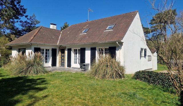 Family villa sleeps 11. 10 mn walk to the beach. Ideal for families