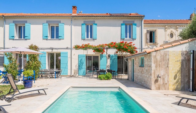 Family villa 5min from the center covered swimming pool, large garden, pergolas, garages