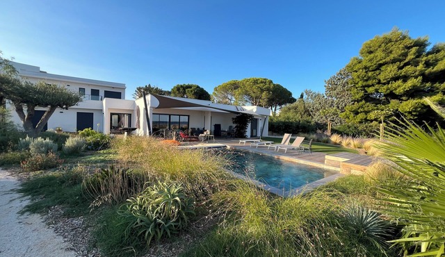 Family villa 8/10 pers., swimming pool, panoramic view, 5 mn walk from the beach!