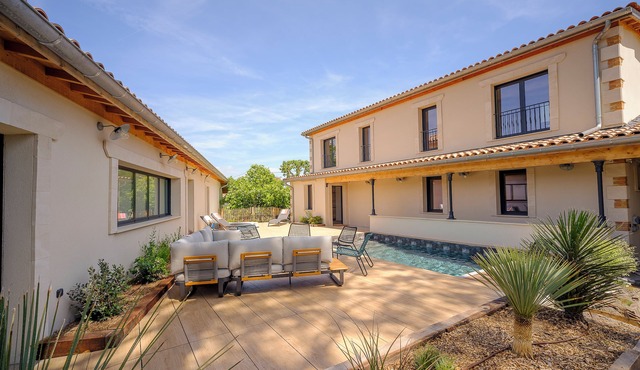 Family villa for 16 with pool and spa 50m from the beach