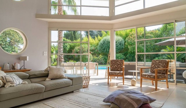 Family Villa with Pool, Garden & Walk to Village near Montpellier