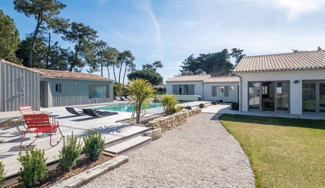 Family villa with private pool and tennis court