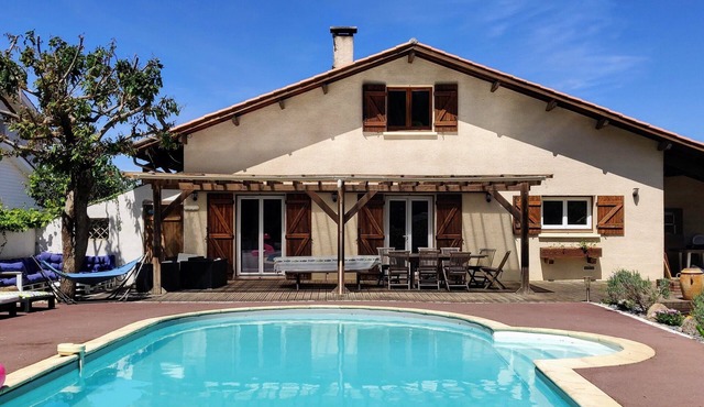 Family villa ideally located on the Basin with heated pool