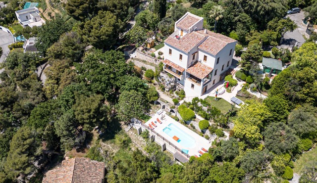 Family villa in Nice – Stunning view, pool and outdoor games