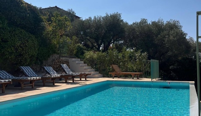 Family villa in the bay of Sanary/mer, heated swimming pool.