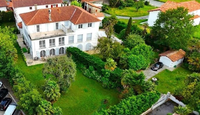 Family villa in the heart of the typical Basque village of Ascain, 10 min from the beach at St-Jean-de-Luz