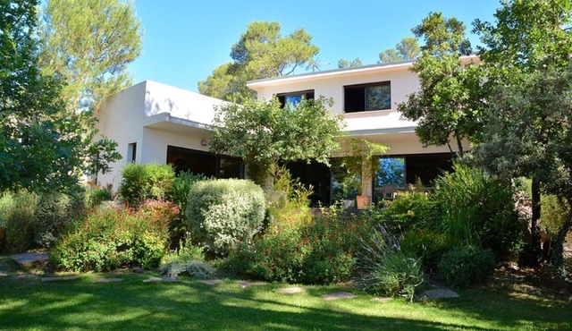 Family villa in the heart of the vineyards, heated swimming pool and garden