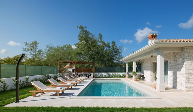 Family villa, large pool with shallow end, fully private with vegetable garden.
