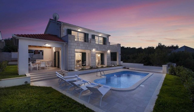 Family Villa Makarac with private pool near the sea, Brac Island