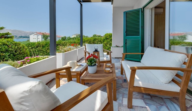 Family Villa Pag 2 min from the beach hot tub - free parking