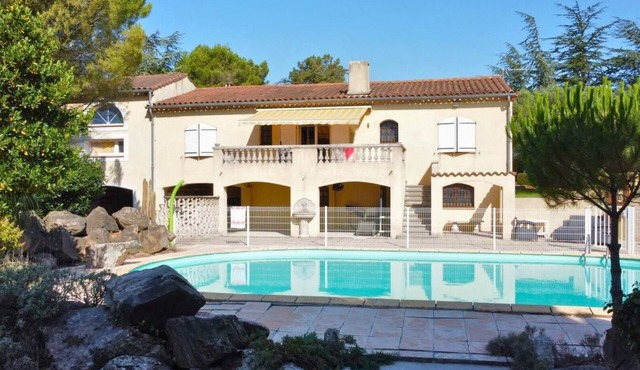 Family Villa: Pool, Ping-Pong, fenced garden, BBQ